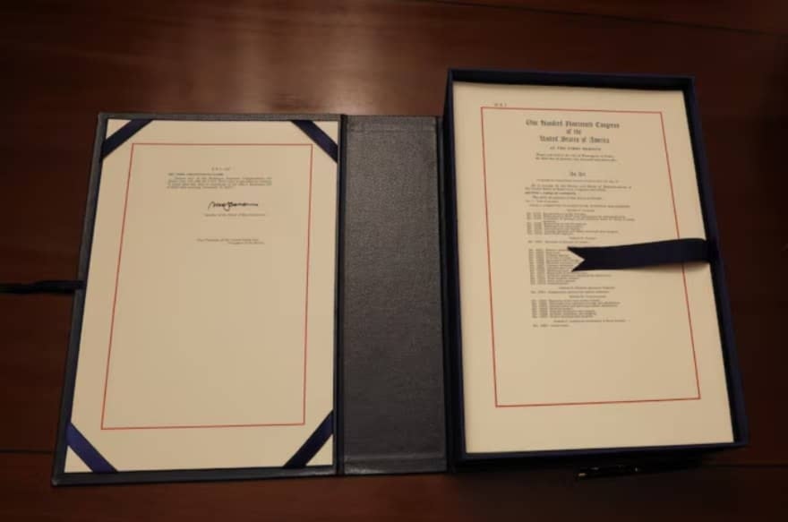 Proyecto de ley de gastos e impuestos del presidente estadounidense Donald Trump tras la firma del presidente de la Cámara de Representantes, Mike Johnson. Foto: Reuters.