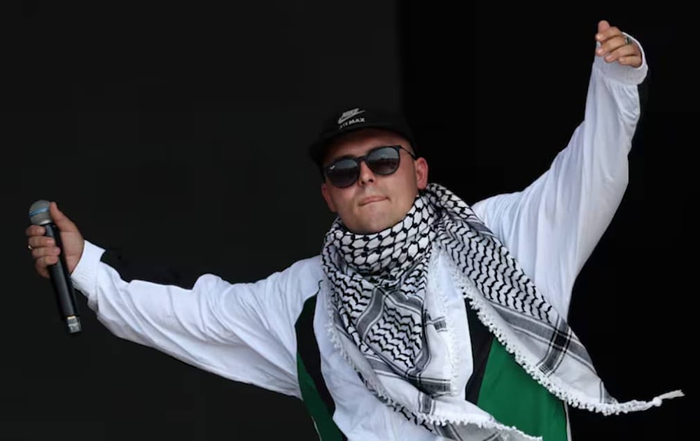 El grupo de rap irlandés Kneecap ofreció un concierto, pese a la campaña para sacarlo del cartel. Foto: AP.