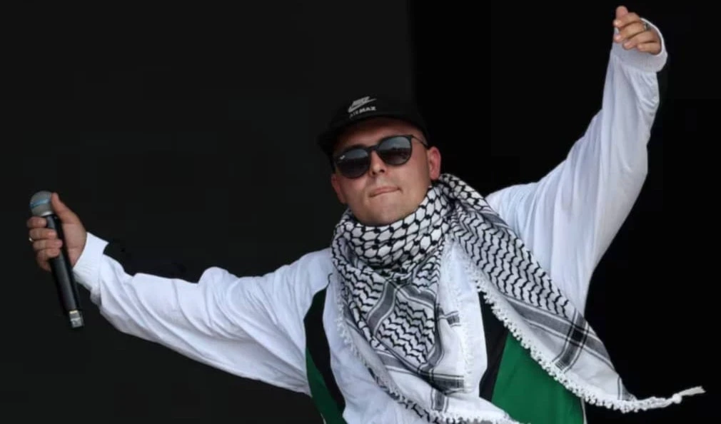 El grupo de rap irlandés Kneecap ofreció un concierto, pese a la campaña para sacarlo del cartel. Foto: AP.