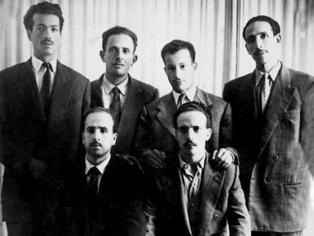 Los seis líderes históricos del FLN. De izquierda a derecha, de pie: Rábih Bitát, Mústafa Bin Bu La3id, Deidúsh Murád y Muhammad Budaif; sentados: Karím Belqásim y Al-3arabi Bin Muhaidi. Foto: Club de la Cultura Árabe.