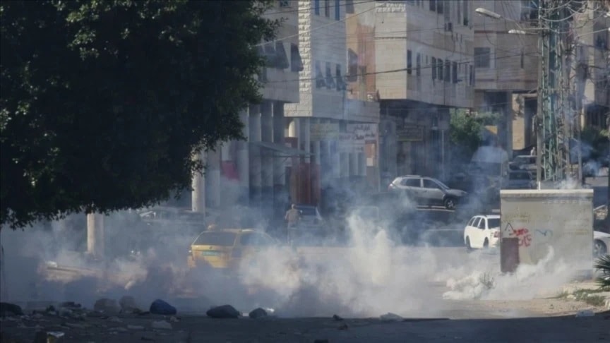 Fuerzas israelíes lanzan lanzan gases lacrimógenos en Cisjordania.