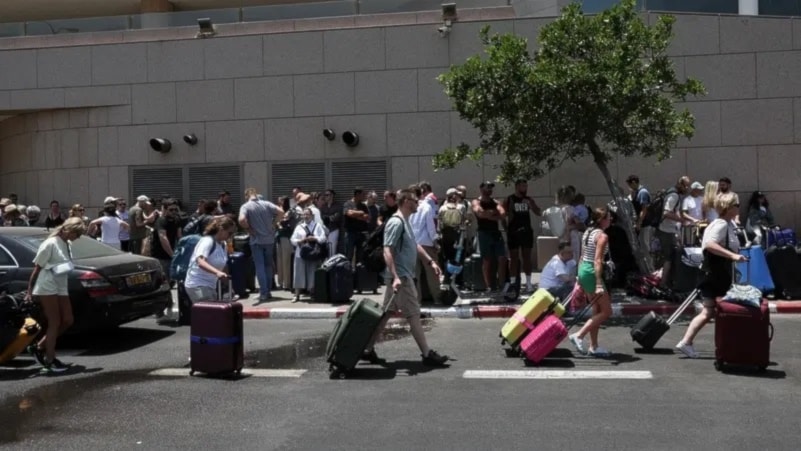 Colonos abandonan los territorios ocupados a través de Egipto.