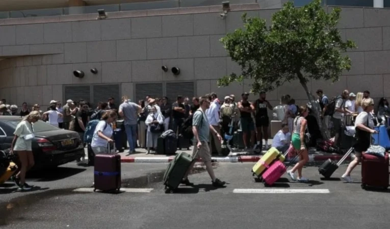 Colonos abandonan los territorios ocupados a través de Egipto.