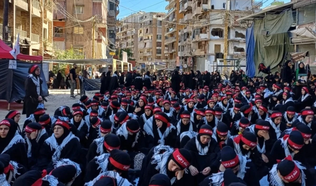 Asistencia a la ceremonia del 10 de Muharram en los suburbios al sur de Beirut, Líbano. Asistencia a la ceremonia del 10 de Muharram en los suburbios al sur de Beirut, Líbano.