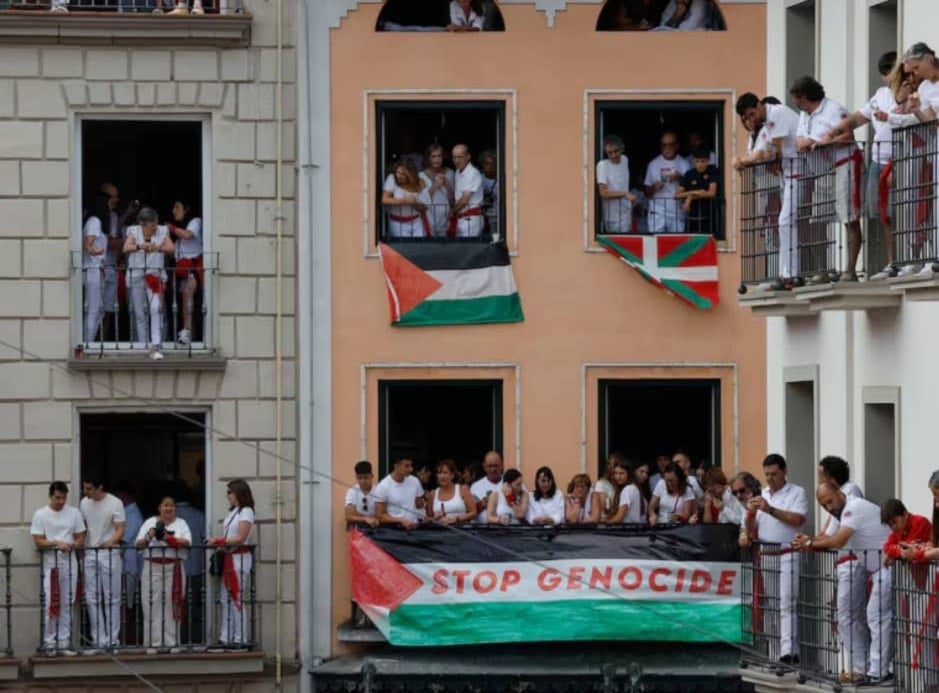 Muestras de apoyo a Palestina en la plaza. Foto: EFE.
