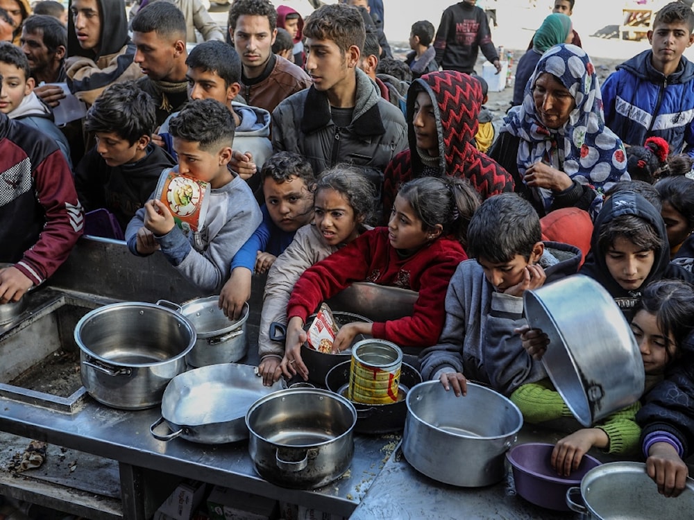Niños palestinos esperando comida en Gaza.