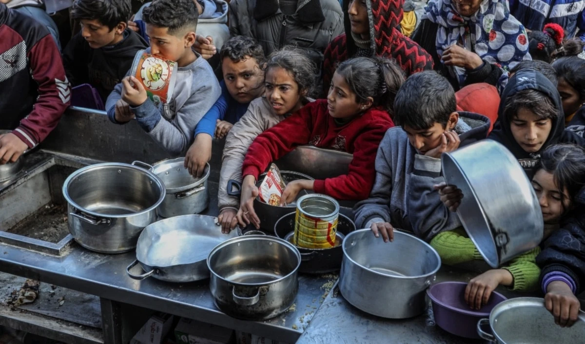 Niños palestinos esperando comida en Gaza.