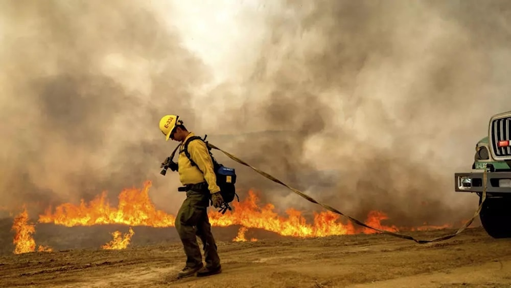 Bombero avanza por la autopista 116. Foto: AP. 