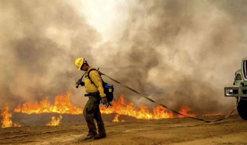 Bombero avanza por la autopista 116. Foto: AP.