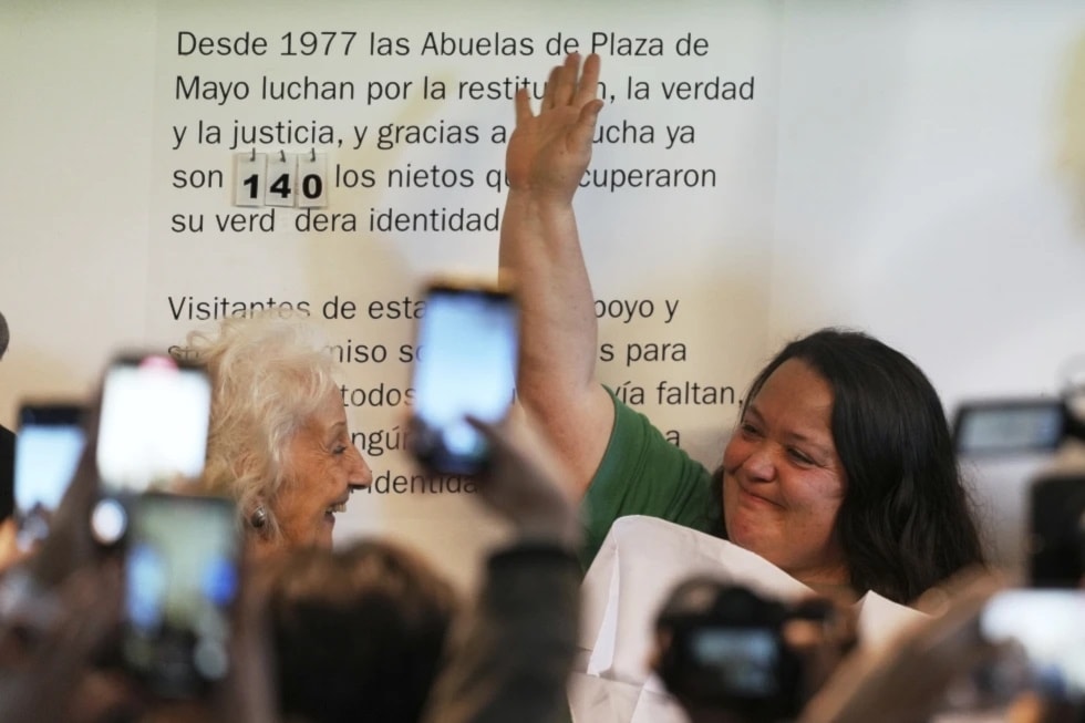 De izquierda derecha, Estela de Carlotto y Adriana Metz. 