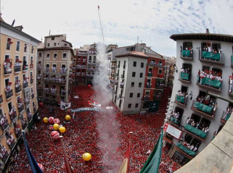 Disparo del chupinazo que da inicio a los Sanfermines. Foto: EFE.