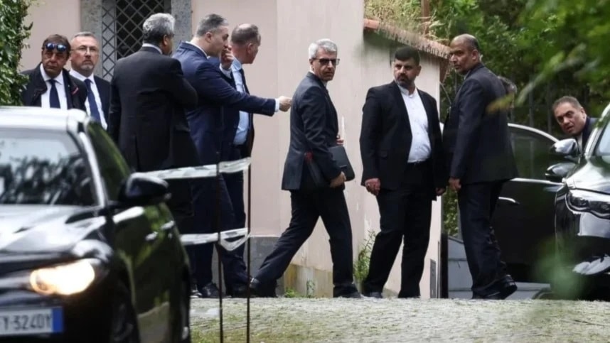 Delegación iraní abandona la embajada de Omán tras celebrar en Roma la quinta ronda de conversaciones con Estados Unidos. Foto: Reuters