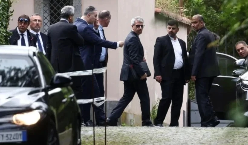 Delegación iraní abandona la embajada de Omán tras celebrar en Roma la quinta ronda de conversaciones con Estados Unidos. Foto: Reuters