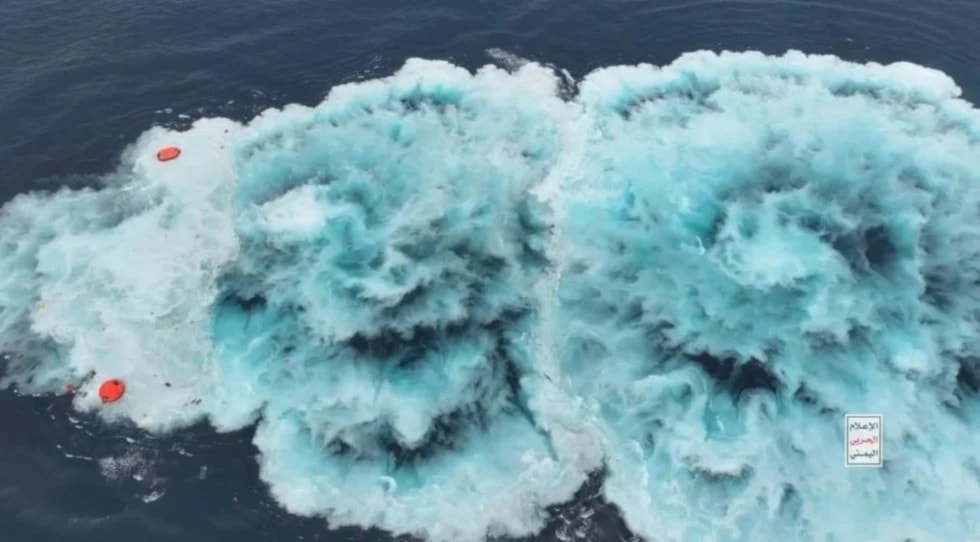 Escena del ataque y hundimiento del buque Mares Mágicos en el mar Rojo.