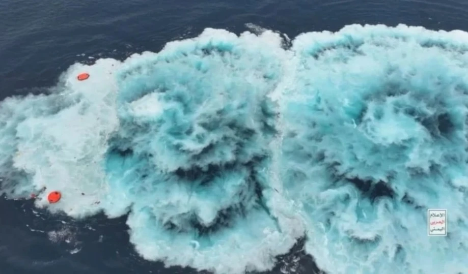 Escena del ataque y hundimiento del buque Mares Mágicos en el mar Rojo.