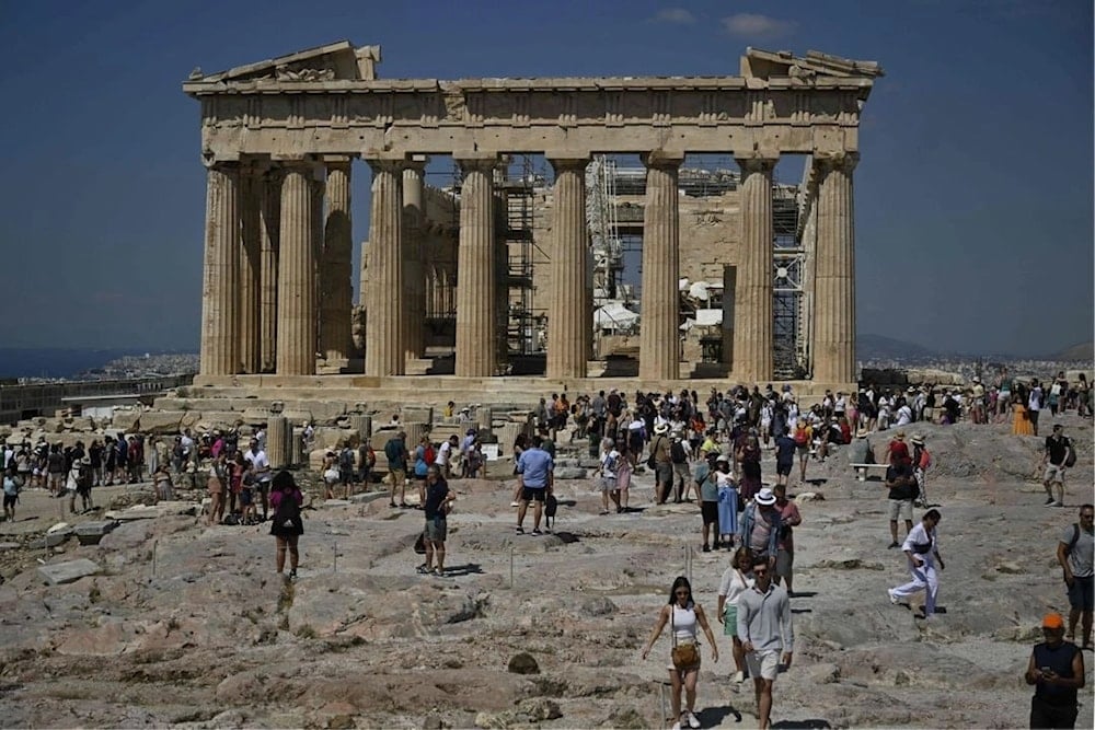Turistas caminan frente al Partenón durante su visita al sitio arqueológico de la Acrópolis en Atenas. Foto: AFP/Archivo.