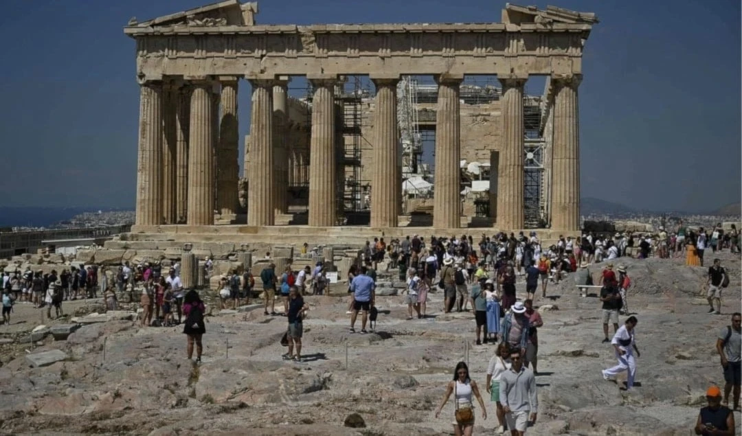 Turistas caminan frente al Partenón durante su visita al sitio arqueológico de la Acrópolis en Atenas. Foto: AFP/Archivo.