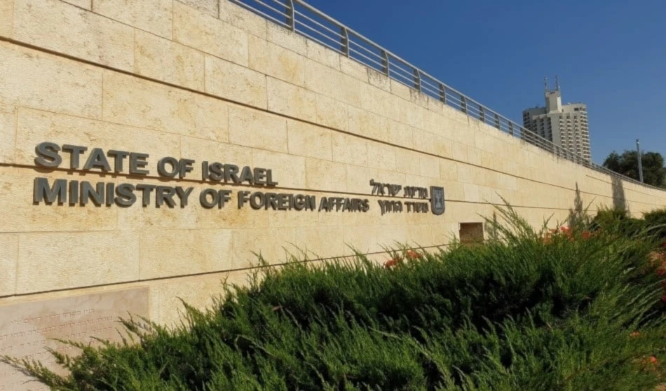 La medida alcanza tanto a la embajada en Abu Dabi como al consulado general en Dubái.