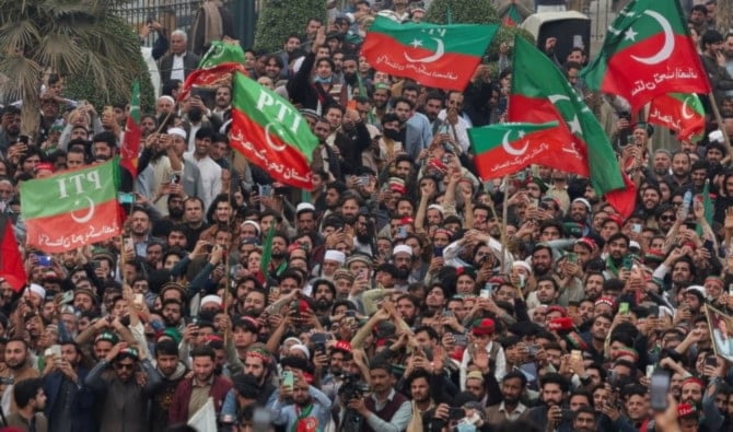 La decisión judicial incluyó además la exclusión de seis diputados del Movimiento por la Justicia de Pakistán.