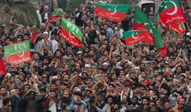 La decisión judicial incluyó además la exclusión de seis diputados del Movimiento por la Justicia de Pakistán. La decisión judicial incluyó además la exclusión de seis diputados del Movimiento por la Justicia de Pakistán.