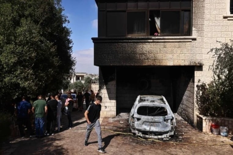 Daños en una casa y vehículos cercanos tras un ataque de colonos en Silwad, al noreste de Ramallah.