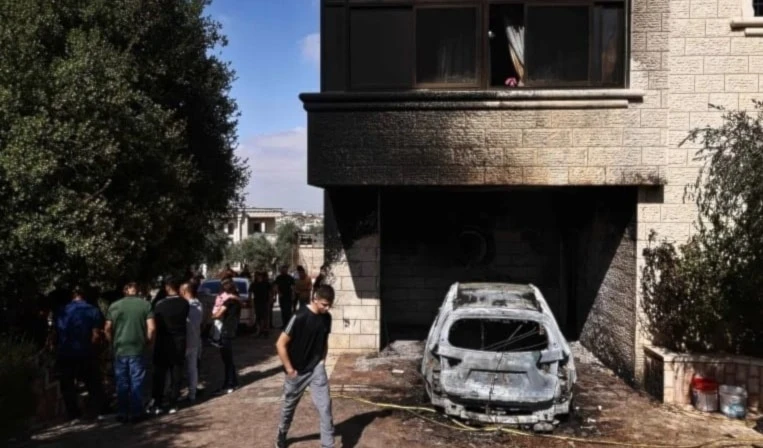 Daños en una casa y vehículos cercanos tras un ataque de colonos en Silwad, al noreste de Ramallah. Daños en una casa y vehículos cercanos tras un ataque de colonos en Silwad, al noreste de Ramallah.