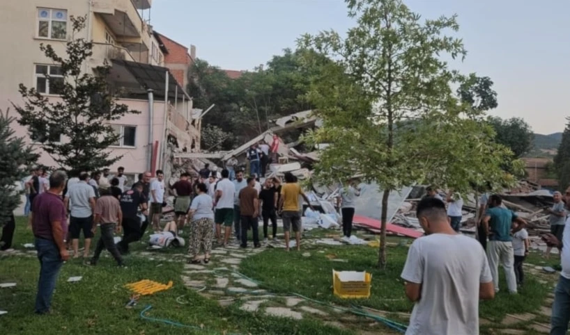 Un terremoto de magnitud 6,1 y una serie de réplicas afectaron el oeste de Turquía. Un terremoto de magnitud 6,1 y una serie de réplicas afectaron el oeste de Turquía.