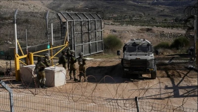 Llegada de una fuerza israelí compuesta un vehículo militar con varios soldados a la aldea de Al-Samdania Al-Sharqiya.