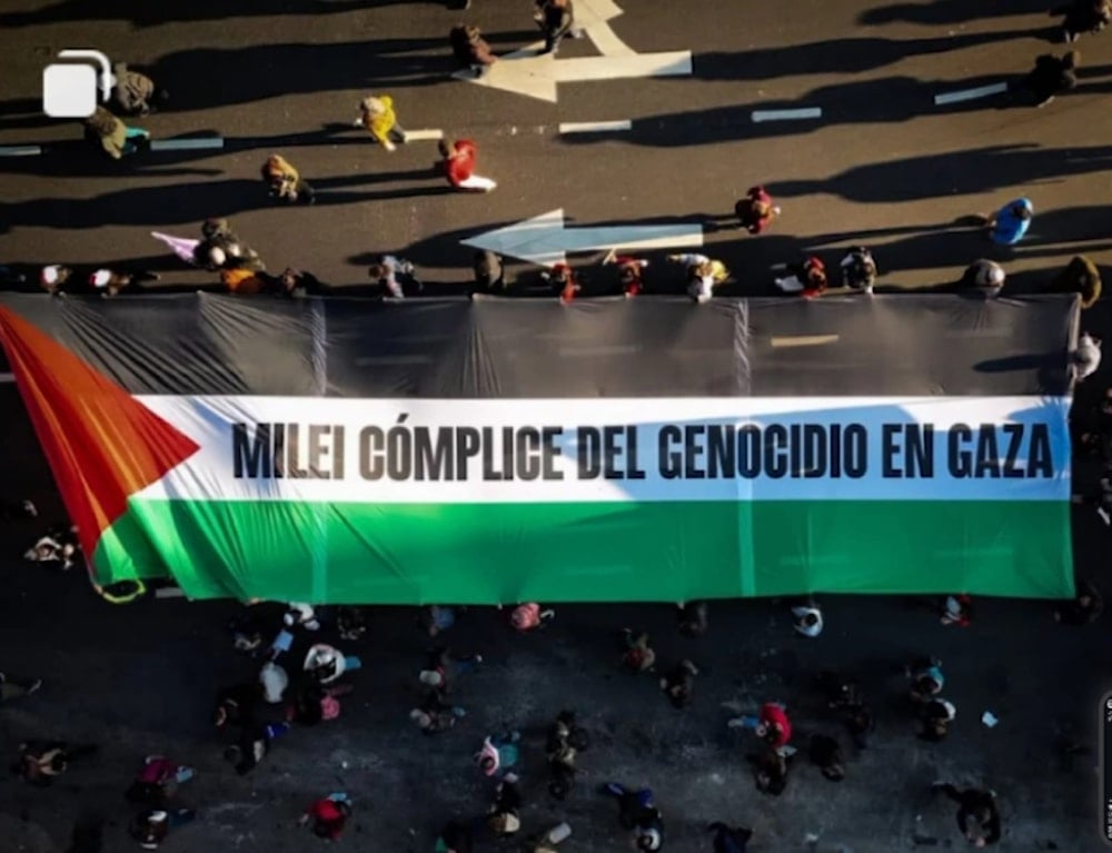 Los manifestantes acusaron al presidente Javier Milei de complicidad con los genocidas en Gaza. (Fotos: Resumen Latinoamericano)