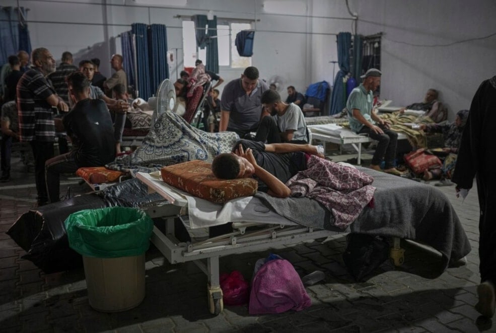 Un espacio mal ventilado e insalubre construido de emergencia en el patio del Hospital Al-Shifa está abarrotado de pacientes. (Foto: AP)