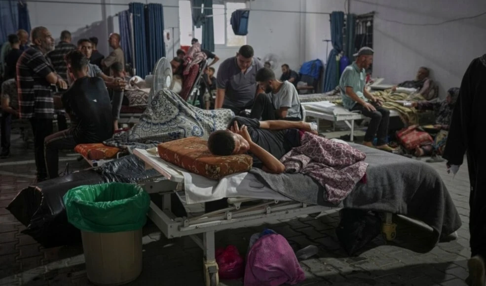 Un espacio mal ventilado e insalubre construido de emergencia en el patio del Hospital Al-Shifa está abarrotado de pacientes. (Foto: AP)