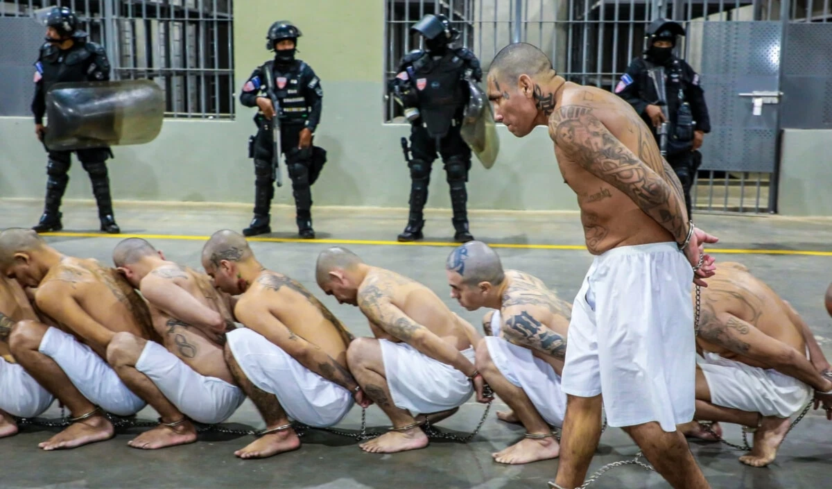 De acuerdo con Socorro Jurídico Humanitario, se contabilizan al menos 430 personas que han fallecido durante estos tres años bajo custodia estatal. (Foto: Página 12)