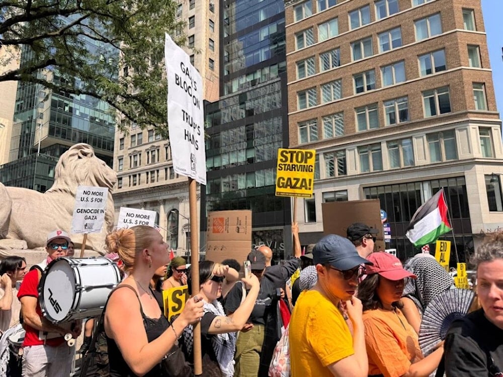 Los manifestantes portaron carteles y pancartas para exigir el fin del financiamiento estadounidense al genocidio de palestinos en Gaza. Foto: teleSUR.