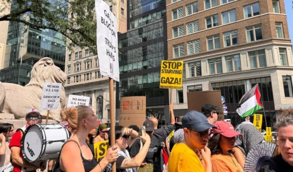 Los manifestantes portaron carteles y pancartas para exigir el fin del financiamiento estadounidense al genocidio de palestinos en Gaza. Foto: teleSUR.