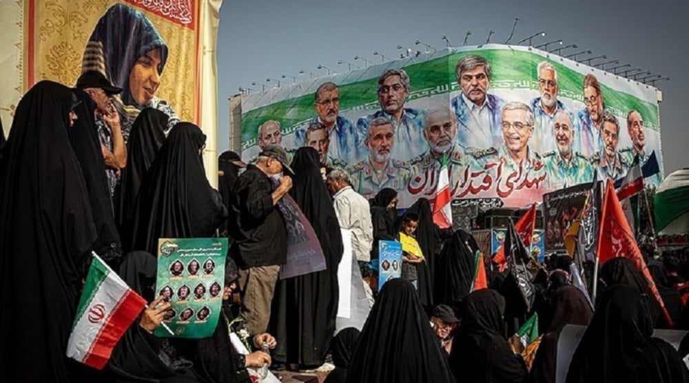 Iraníes durante la una ceremonia fúnebre por comandantes militares y científicos caídos mártires en la agresión israelí-estadounidense, en la capital Teherán, el 28 de junio de 2025. Foto: Tasnim