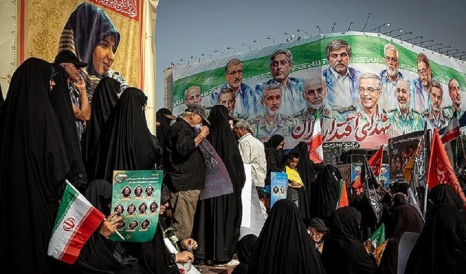 Iraníes durante la una ceremonia fúnebre por comandantes militares y científicos caídos mártires en la agresión israelí-estadounidense, en la capital Teherán, el 28 de junio de 2025. Foto: Tasnim