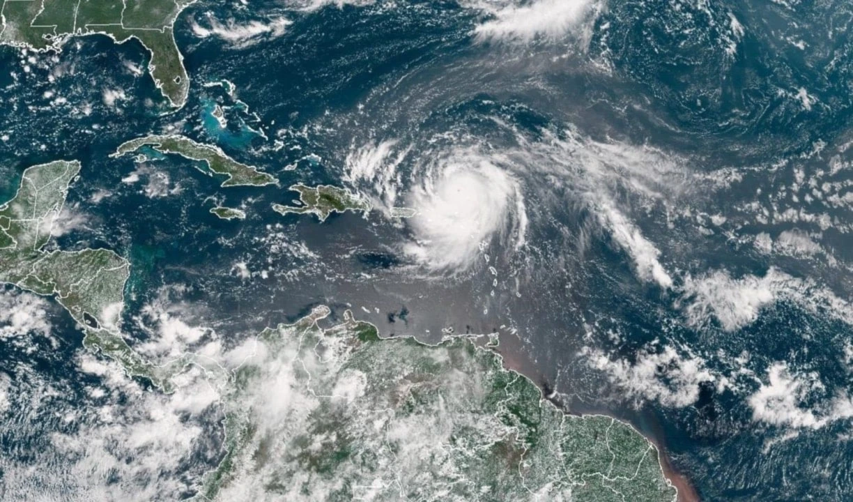 Huracán Erin evoluciona a categoría 5