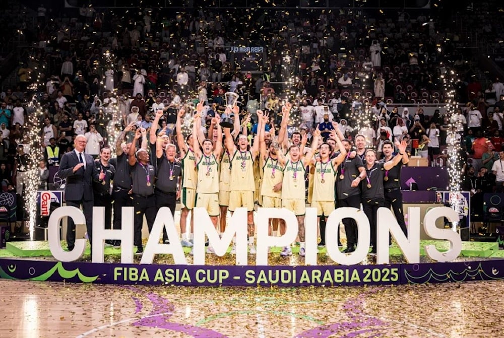 Australia doblega a China y es tricampeón del baloncesto de Asia .