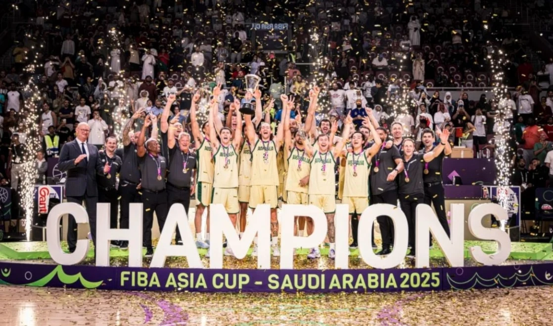 Australia doblega a China y es tricampeón del baloncesto de Asia .