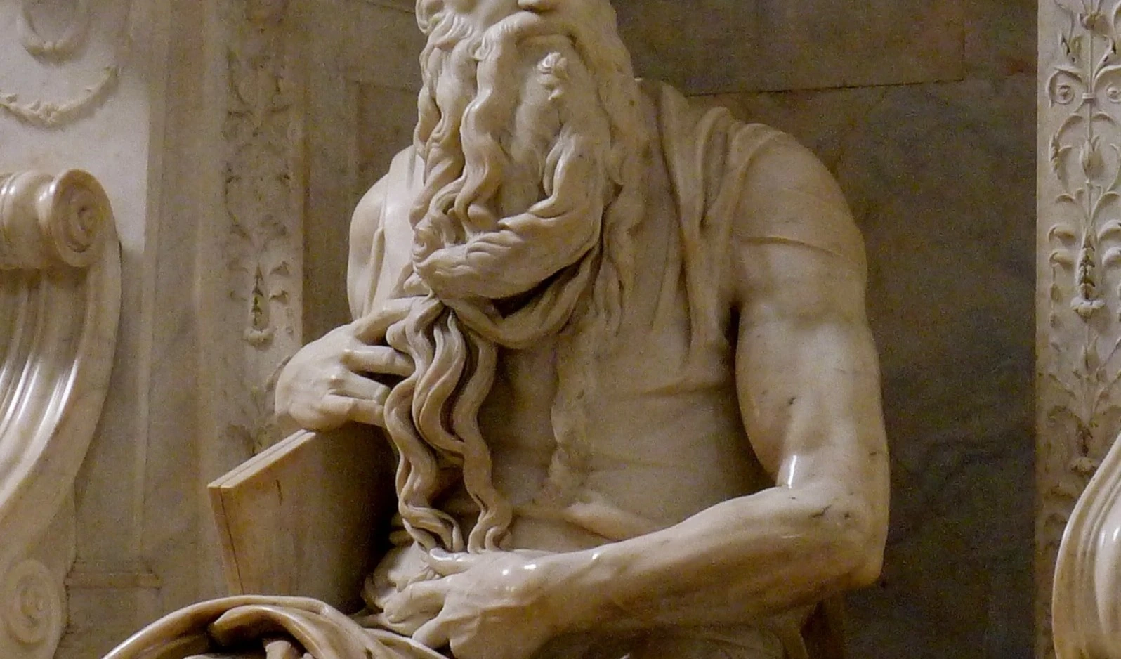 Vinculanla figura bíblica de Moisés con inscripciones milenarias