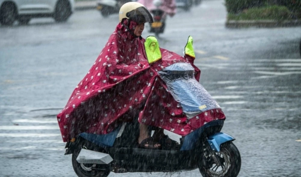 Medio millón de evacuados en Vietnam por avance del tifón Kajiki