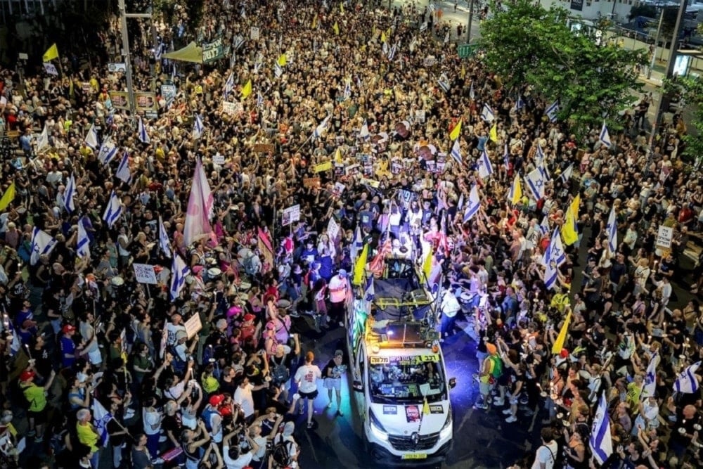 El malestar ciudadano coincide con otra encuesta del canal Kan a inicios de agosto, en la cual el 60 por ciento de los consultados criticó la mala gestión de la guerra por parte de Benjamín Netanyahu.