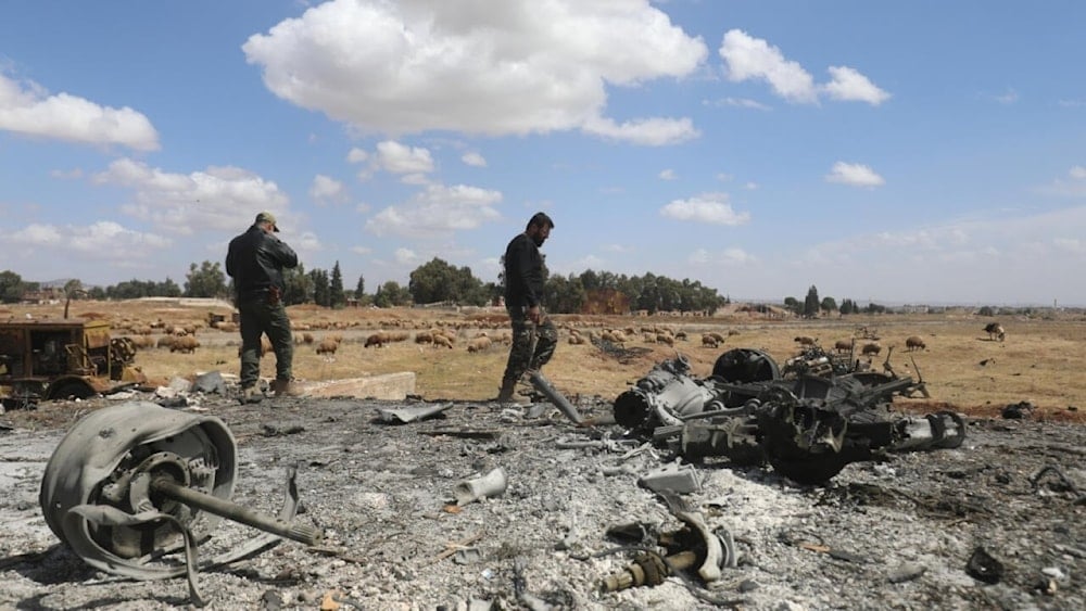 Vehículos militares destruidos en el lugar de un ataque aéreo israelí en el sur de Siria (archivo)