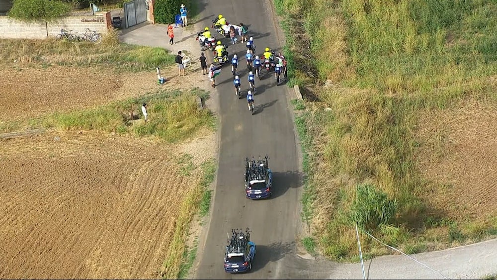 Aficionados bloquean a ciclistas israelíes en La Vuelta a España.
