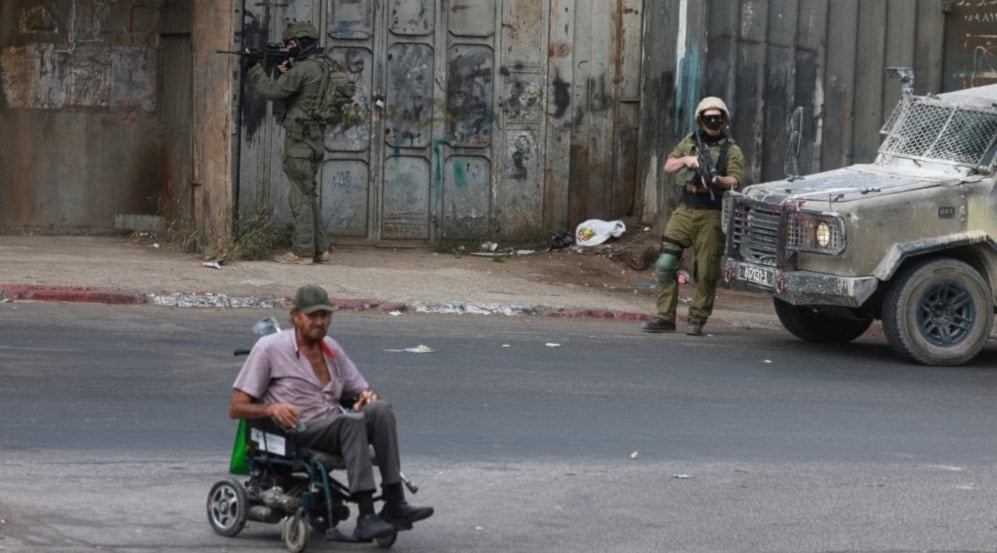 Militar israelí apunta a un palestino discapacitado en Nablus. (Foto: AFP)