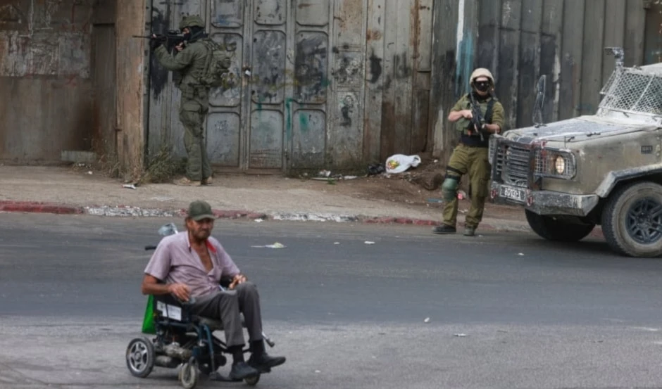Militar israelí apunta a un palestino discapacitado en Nablus. (Foto: AFP)