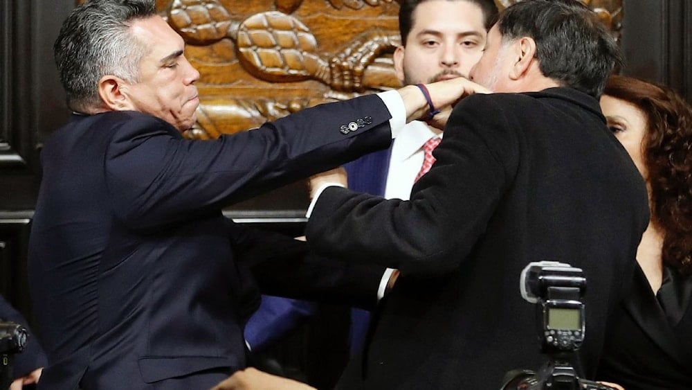 Agresión de Alejandro Moreno Cárdenas a Gerardo Fernández Noroña, presidente de la mesa directiva, al finalizar la última sesión ordinaria de la Comisión Permanente del miércoles 27 de agosto. (Foto: Getty Images)