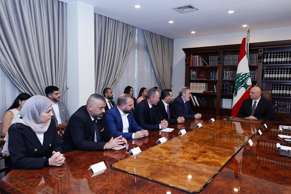 Presidente Joseph Aoun recibió a una delegación de la oficina de la red panárabe Al Mayadeen en Beirut. 28 de agosto de 2025.