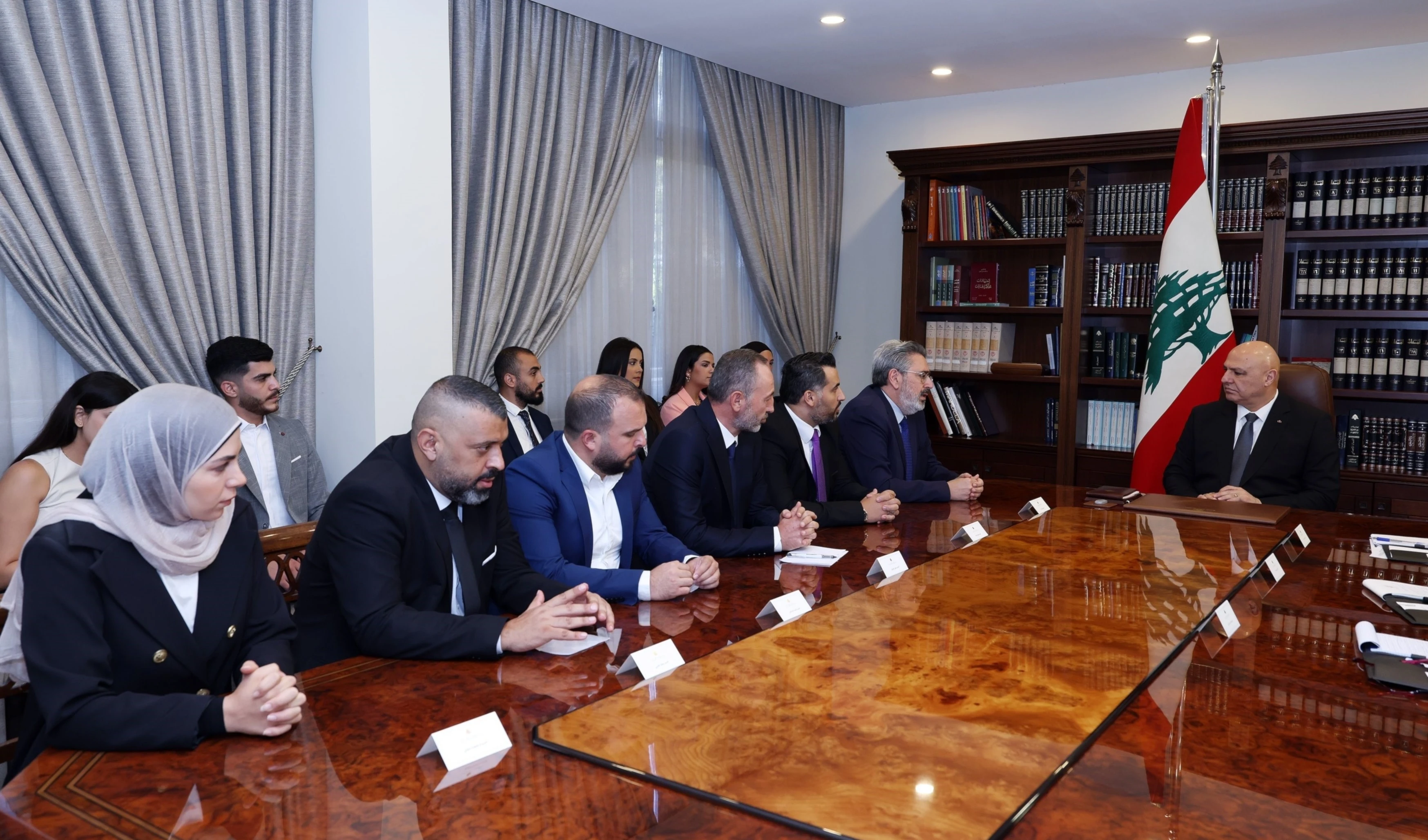 Presidente Joseph Aoun recibió a una delegación de la oficina de la red panárabe Al Mayadeen en Beirut. 28 de agosto de 2025.