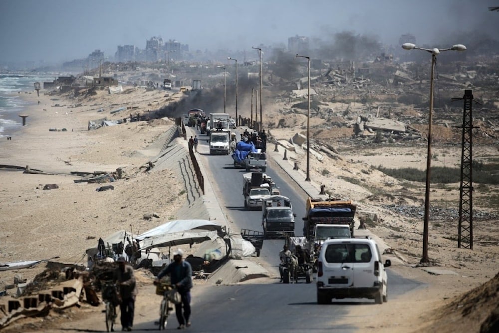 Palestinos desplazados huyen de la ciudad de Gaza hacia las zonas del sur debido a la expansión de la agresión israelí. 28 de agosto de 2025 (Foto: AFP)